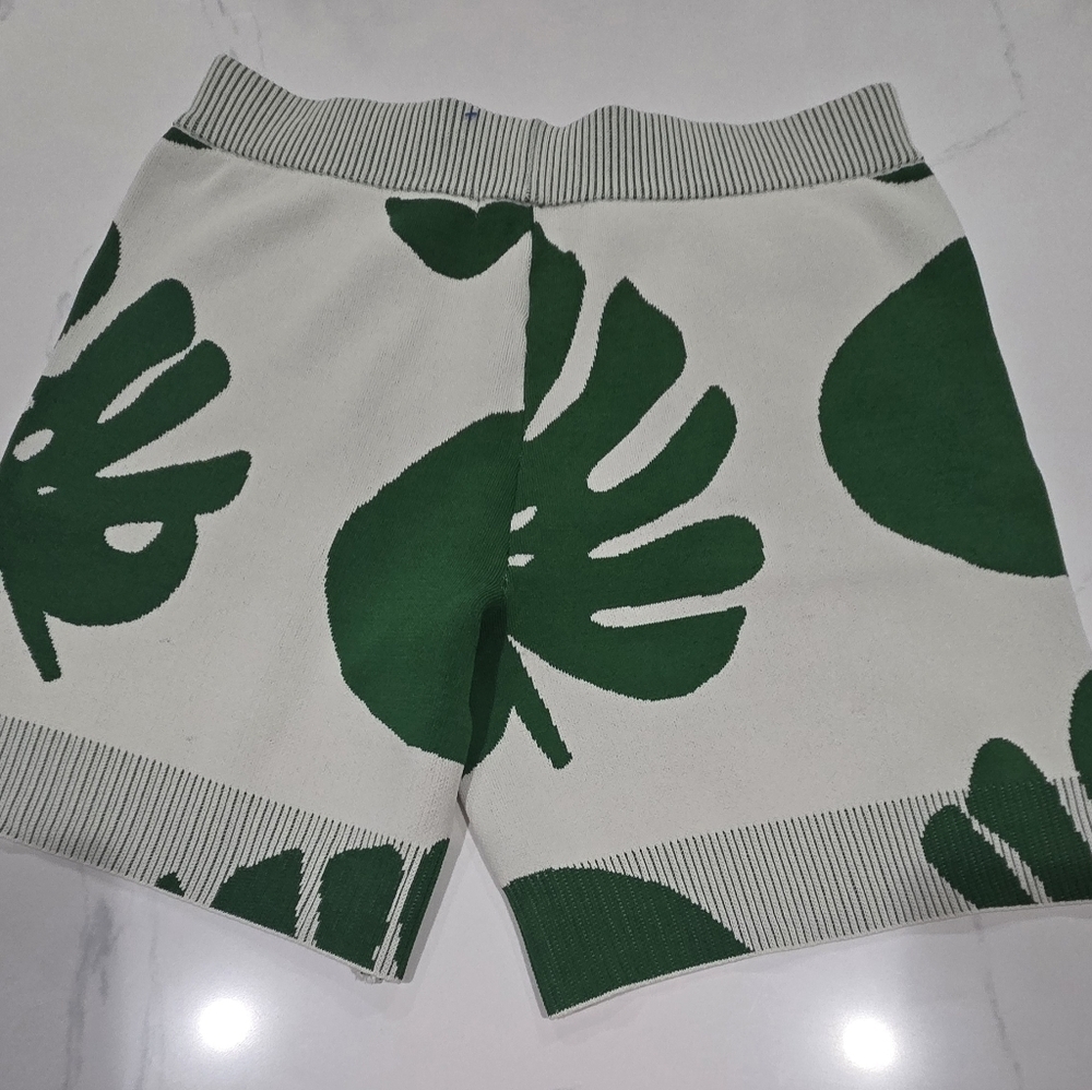 By Egreis Women's Shorts Size Large  Beige And GREEN NWOT. - Picture 8 of 14